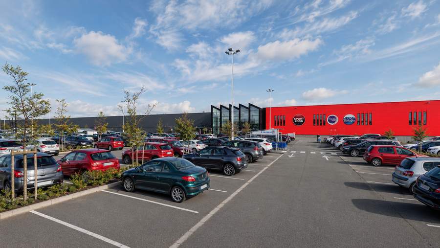 Vue parking et façade