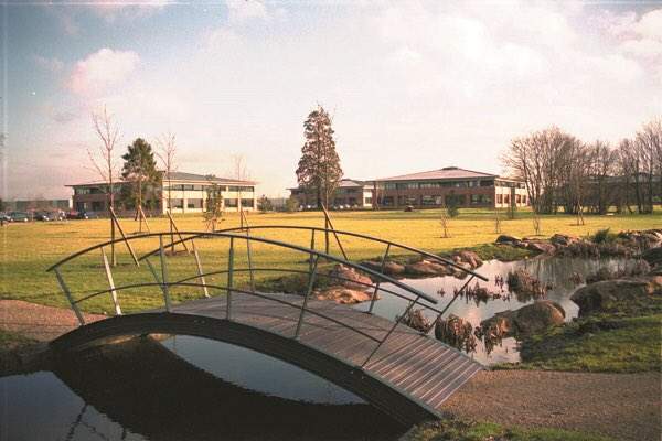 Parc de Treville — etang et batiment